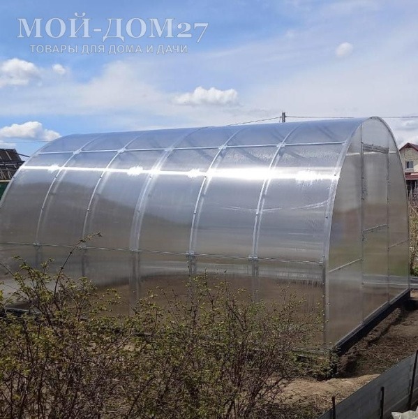 Теплица СверхПрочная Усиленная 4 метра с поликарбонатом | Мой-Дом27 | Каркас изготовлен из оцинкованной замкнутой трубы 20*20 мм.<br>
 Ширина - 3 метра. Высота - 2,1 метра. Длина 4 метра.<br>
 Выдерживаемая снеговая нагрузка - 300 кг/м2. Выдерживаемая ветровая нагрузка - до 22 м/с.<br>
 <b>Расстояние между дугами 0,65 метра.&nbsp;ДВОЙНАЯ ДУГА под дугой приварена еще одна дуга - толщина металла каждой дуги 1,2&nbsp;мм.</b>&nbsp;Ширина двери 0,96 метра.<br>